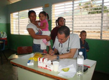 Dr. Mayobanex Bernard, consultas Operativo Medico El Pinar 2010
