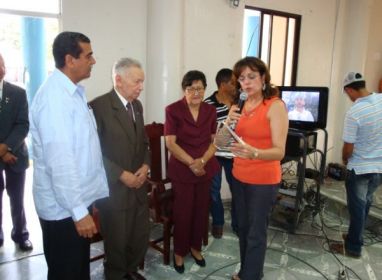 Entrega de reconocimiento a Mon Báez 