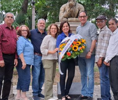 Ofrenda floral al Dr. Erik L. Ekman