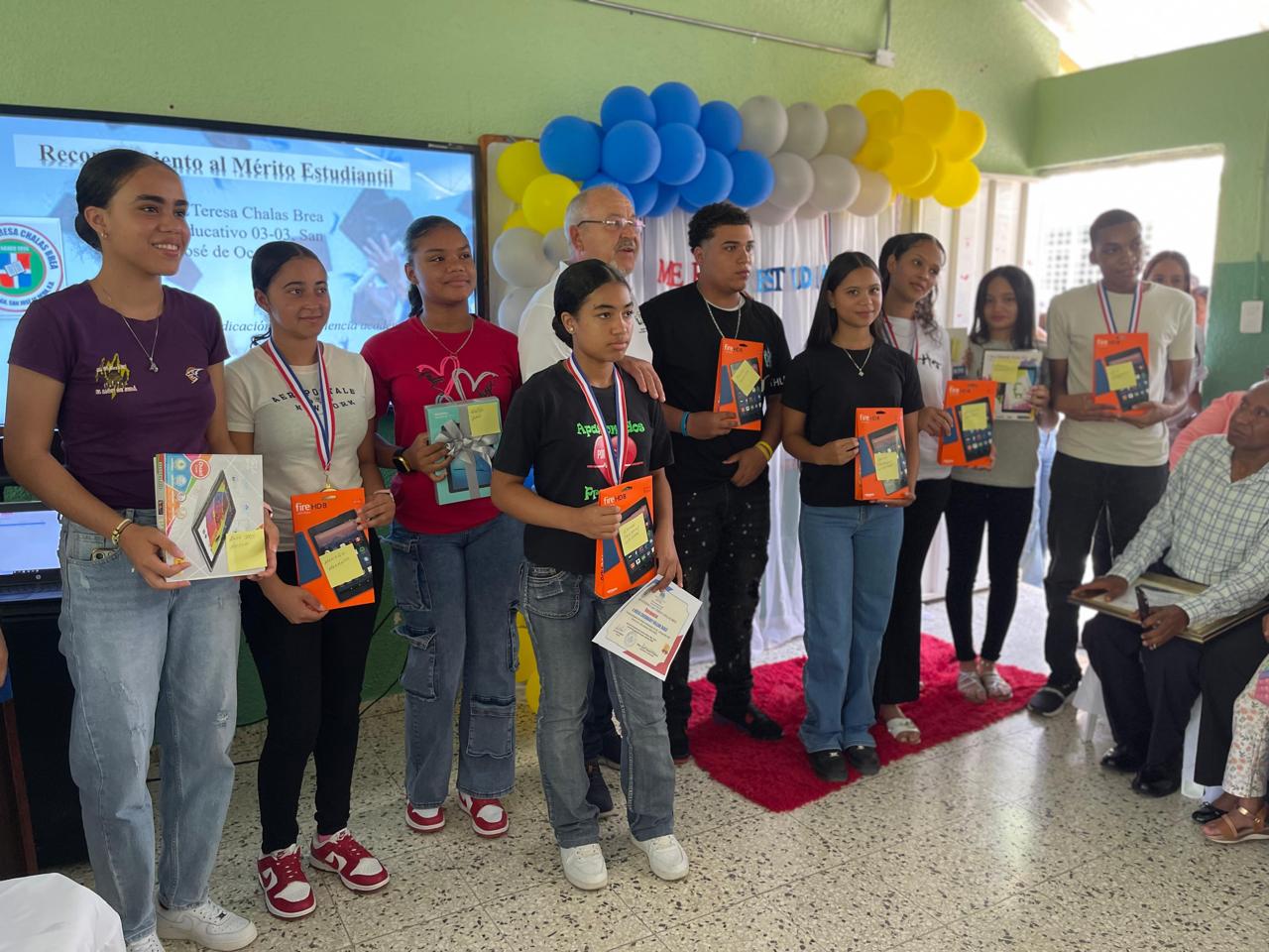 Donación de Tablet a estudiantes meritorios El Liceo Ana Teresa Chalas Brea