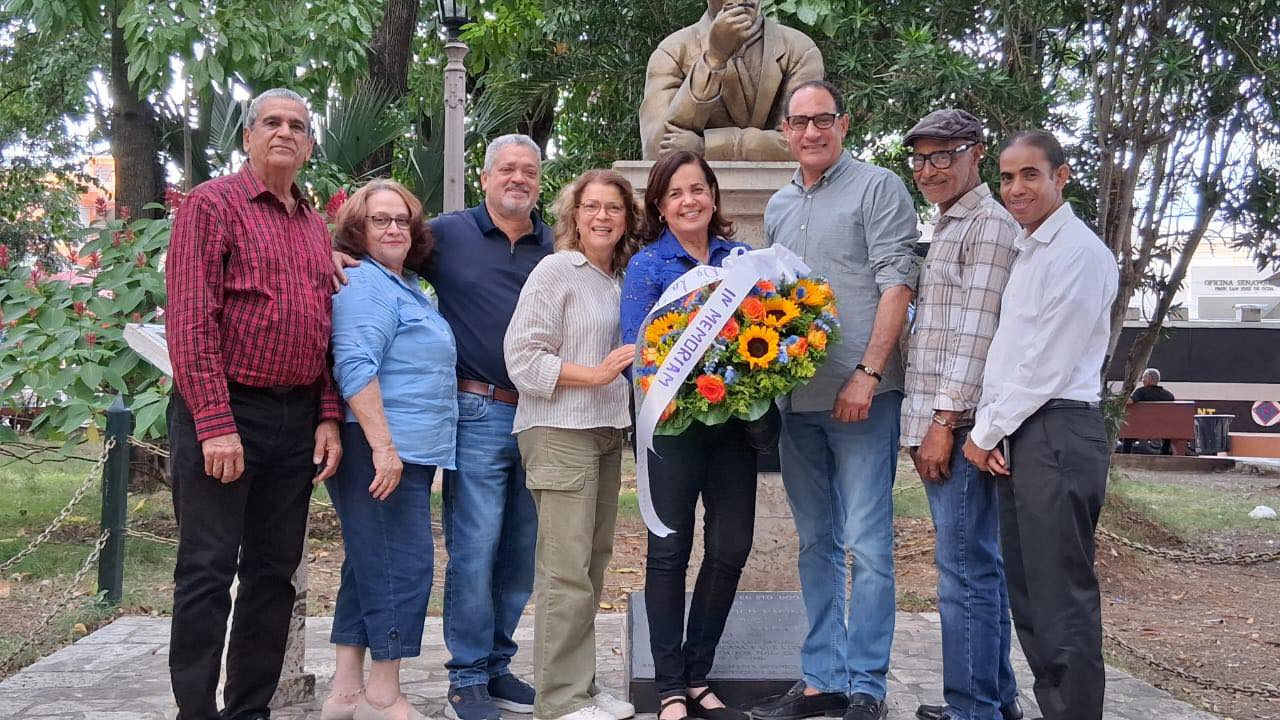 Ofrenda floral al Dr. Erik L. Ekman
