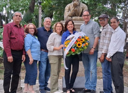 Ofrenda floral al Dr. Erik L. Ekman